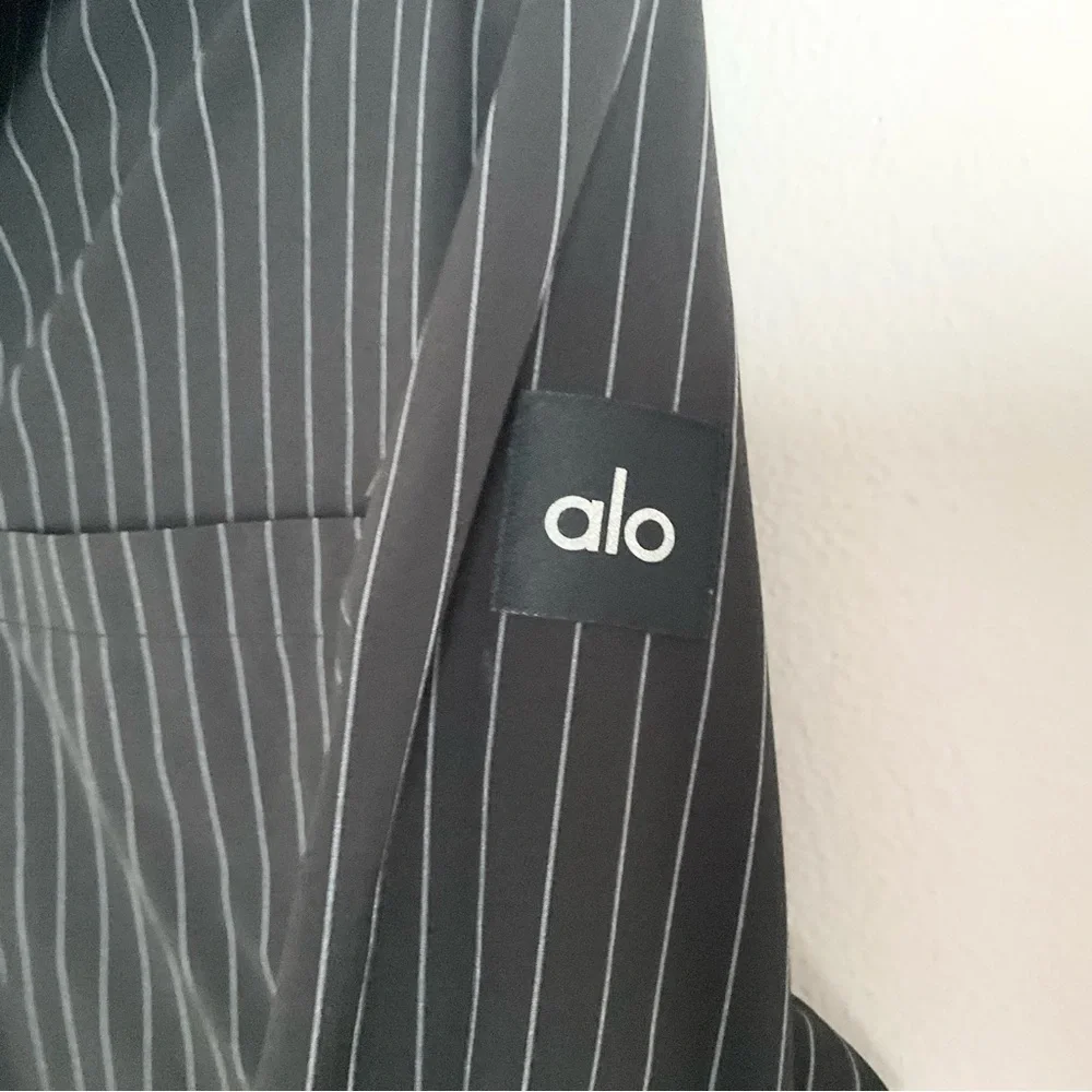 Alo Yoga Pinstripe Daylight Button Down Long Sleeve Black/Titanium M - Picture 7 of 14